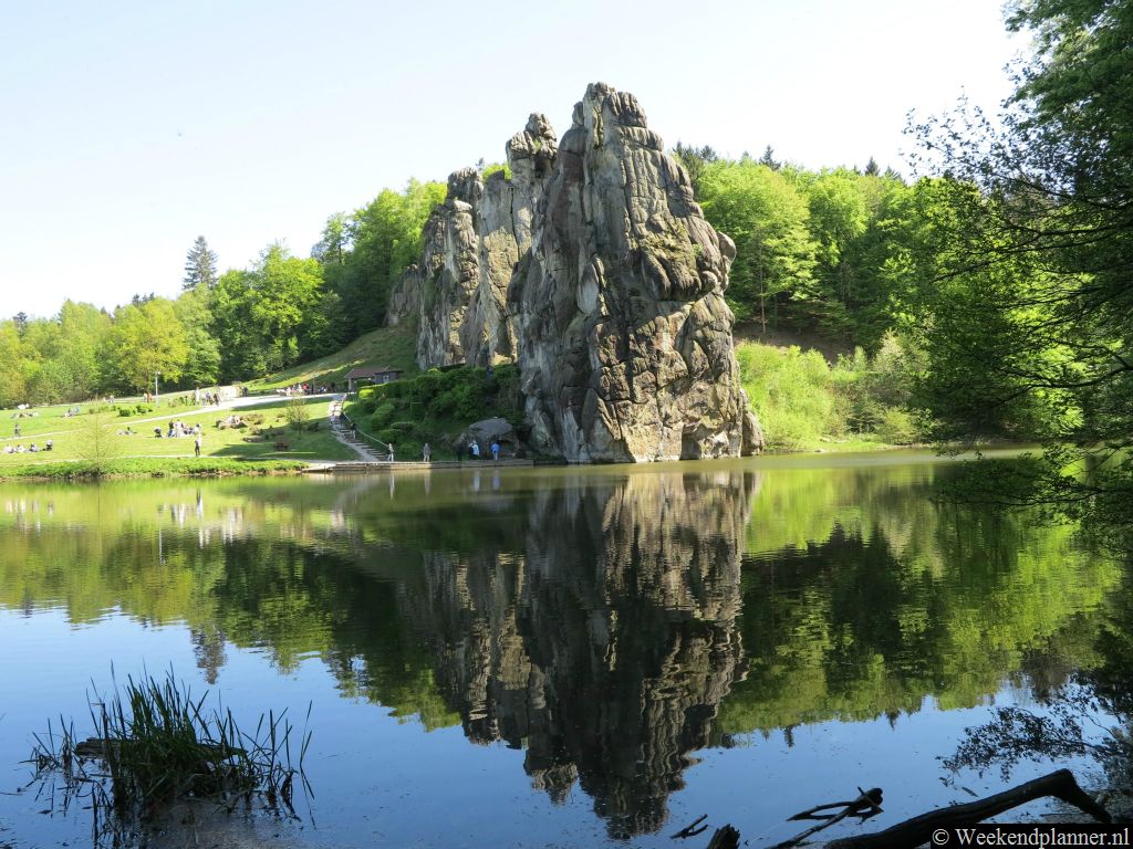 In de Middeleeuwen waren de Externsteine een bedevaartsoord. Tegenwoordig komen hier ieder jaar druïdes, heksen en aanbidders van Keltische goden de zonnewende vieren.Tip: De attracties in de nabijgelegen stad Detmold.